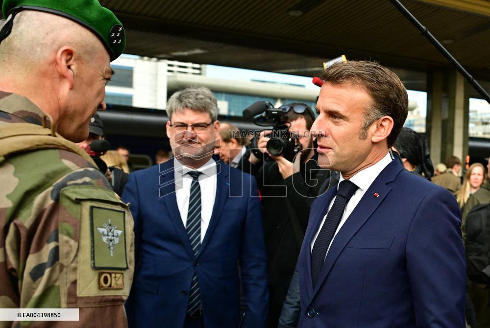 Le président français Emmanuel Macron, le Premier ministre britannique Keir Starmer et le chancelier allemand Friedrich Merz arr