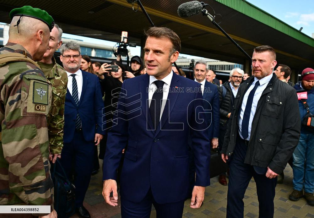 Le président français Emmanuel Macron, le Premier ministre britannique Keir Starmer et le chancelier allemand Friedrich Merz arr
