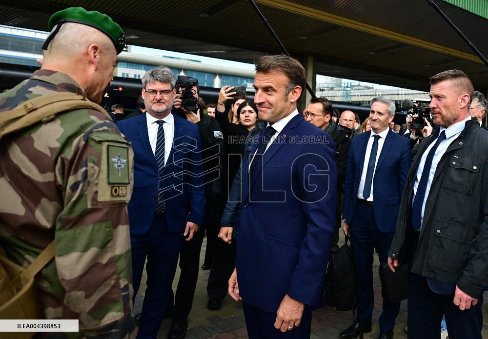 Le président français Emmanuel Macron, le Premier ministre britannique Keir Starmer et le chancelier allemand Friedrich Merz arr