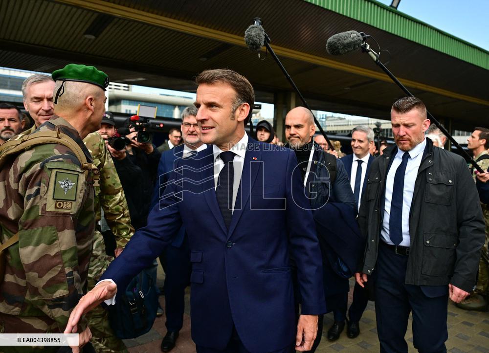Le président français Emmanuel Macron, le Premier ministre britannique Keir Starmer et le chancelier allemand Friedrich Merz arr
