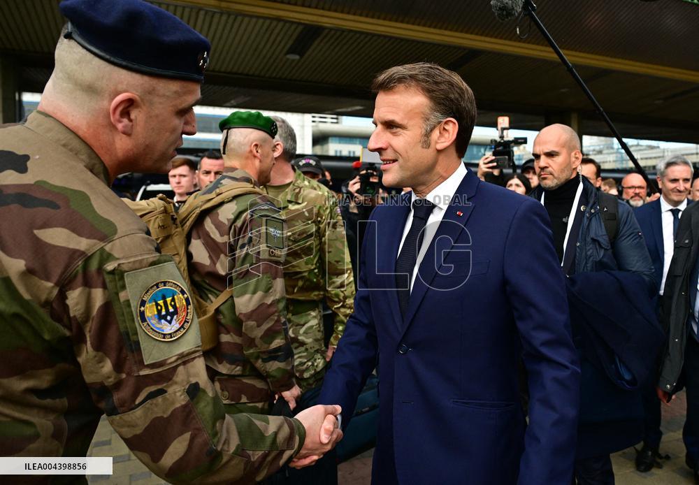 Le président français Emmanuel Macron, le Premier ministre britannique Keir Starmer et le chancelier allemand Friedrich Merz arr