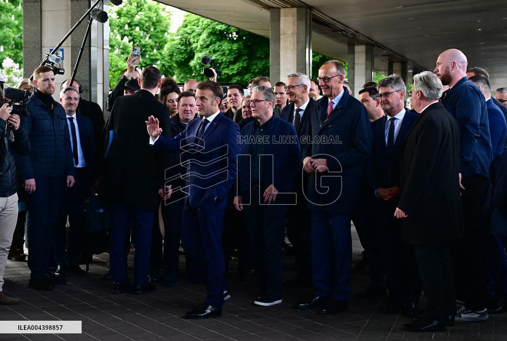 Le président français Emmanuel Macron, le Premier ministre britannique Keir Starmer et le chancelier allemand Friedrich Merz arr