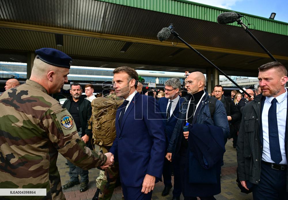 Le président français Emmanuel Macron, le Premier ministre britannique Keir Starmer et le chancelier allemand Friedrich Merz arr