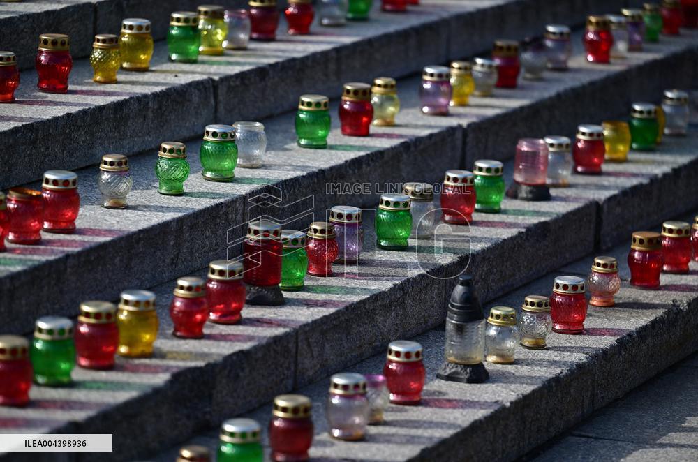 Commémoration des victimes de la guerre sur la place Maïdan à Kiev