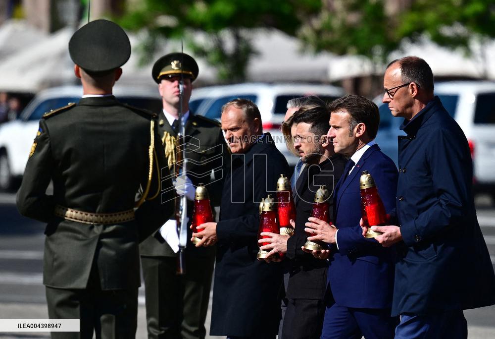 Commémoration des victimes de la guerre sur la place Maïdan à Kiev