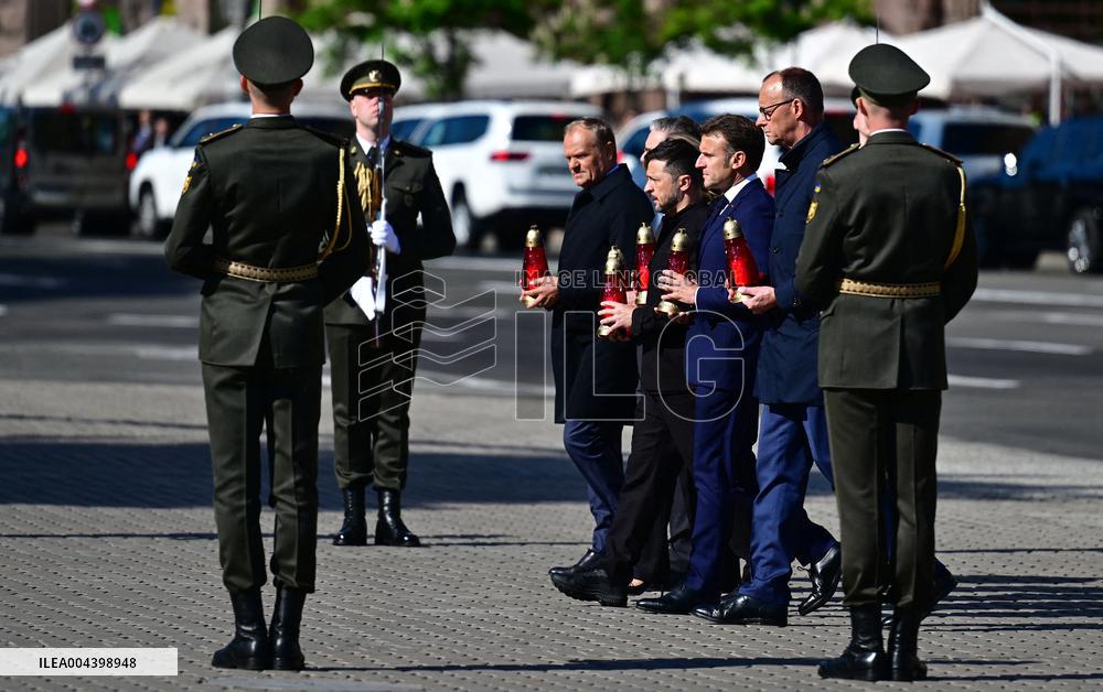 Commémoration des victimes de la guerre sur la place Maïdan à Kiev