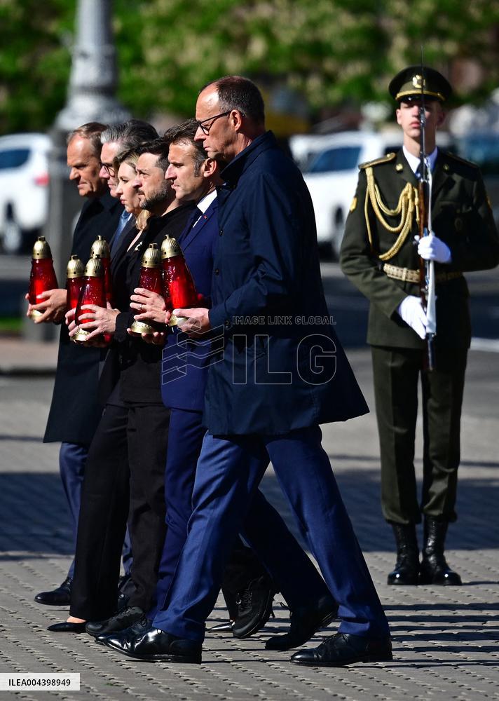 Commémoration des victimes de la guerre sur la place Maïdan à Kiev
