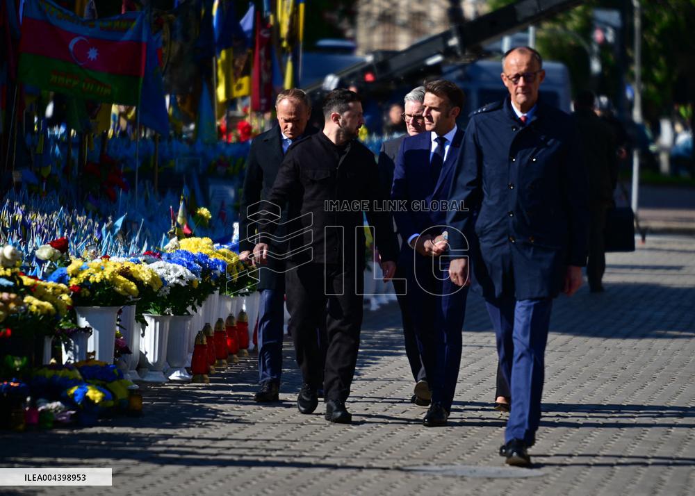 Commémoration des victimes de la guerre sur la place Maïdan à Kiev