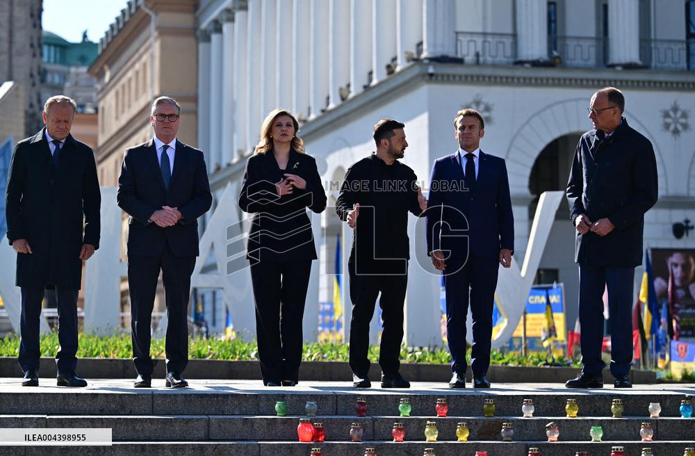 Commémoration des victimes de la guerre sur la place Maïdan à Kiev