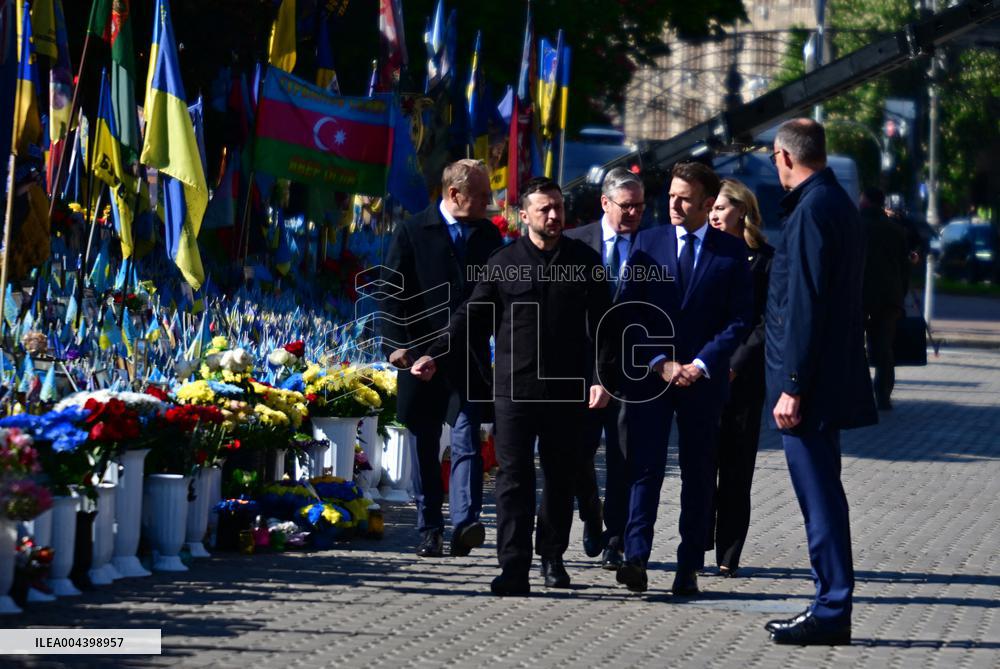 Commémoration des victimes de la guerre sur la place Maïdan à Kiev