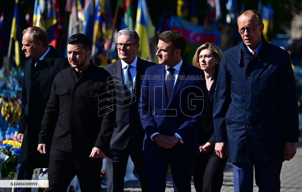 Commémoration des victimes de la guerre sur la place Maïdan à Kiev