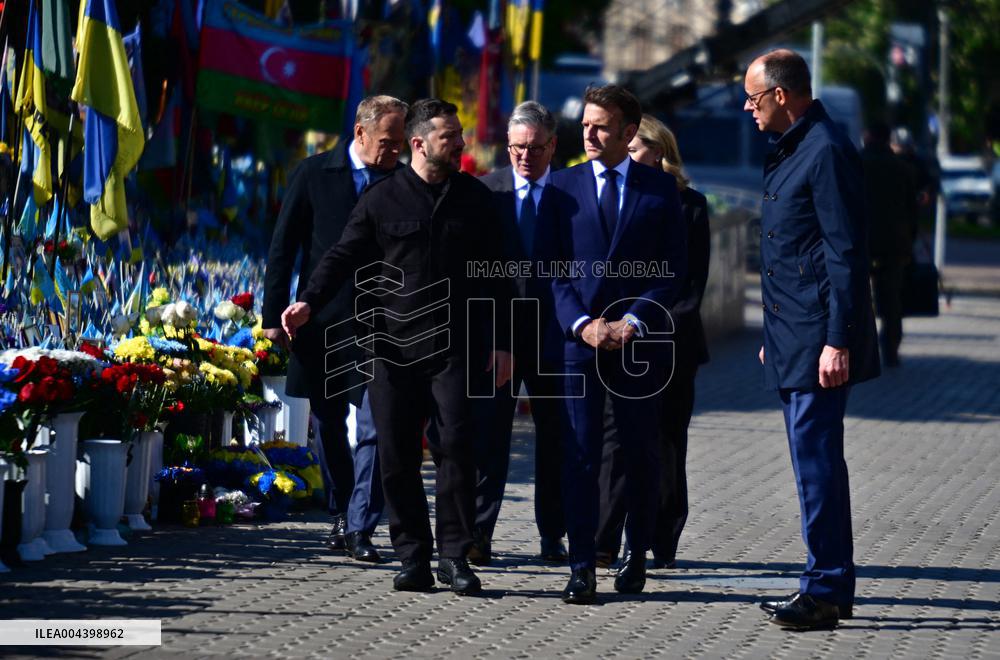 Commémoration des victimes de la guerre sur la place Maïdan à Kiev