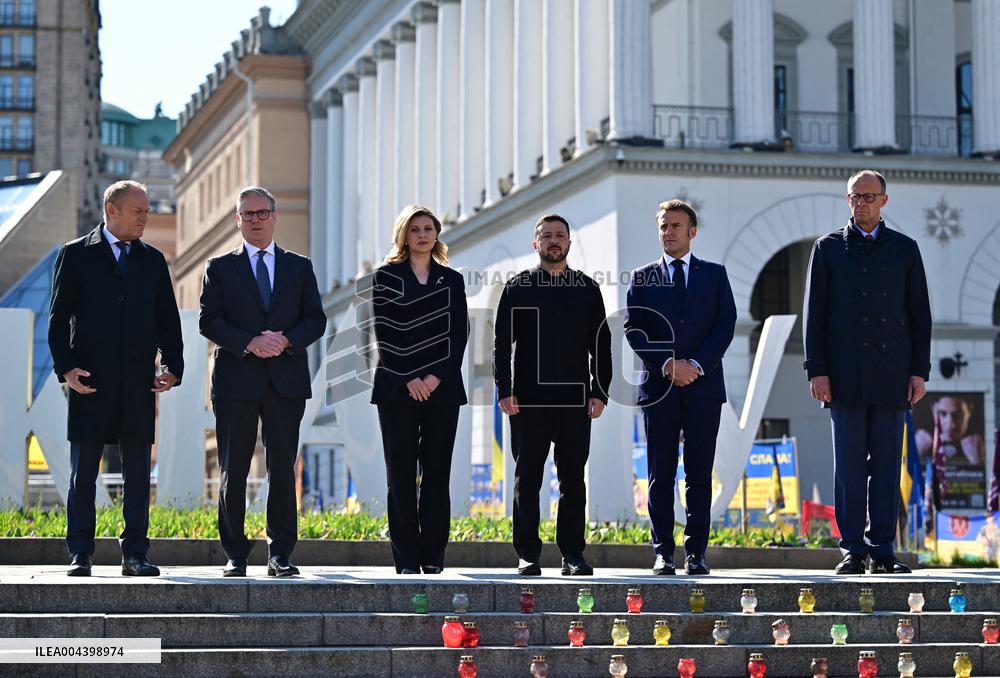 Commémoration des victimes de la guerre sur la place Maïdan à Kiev