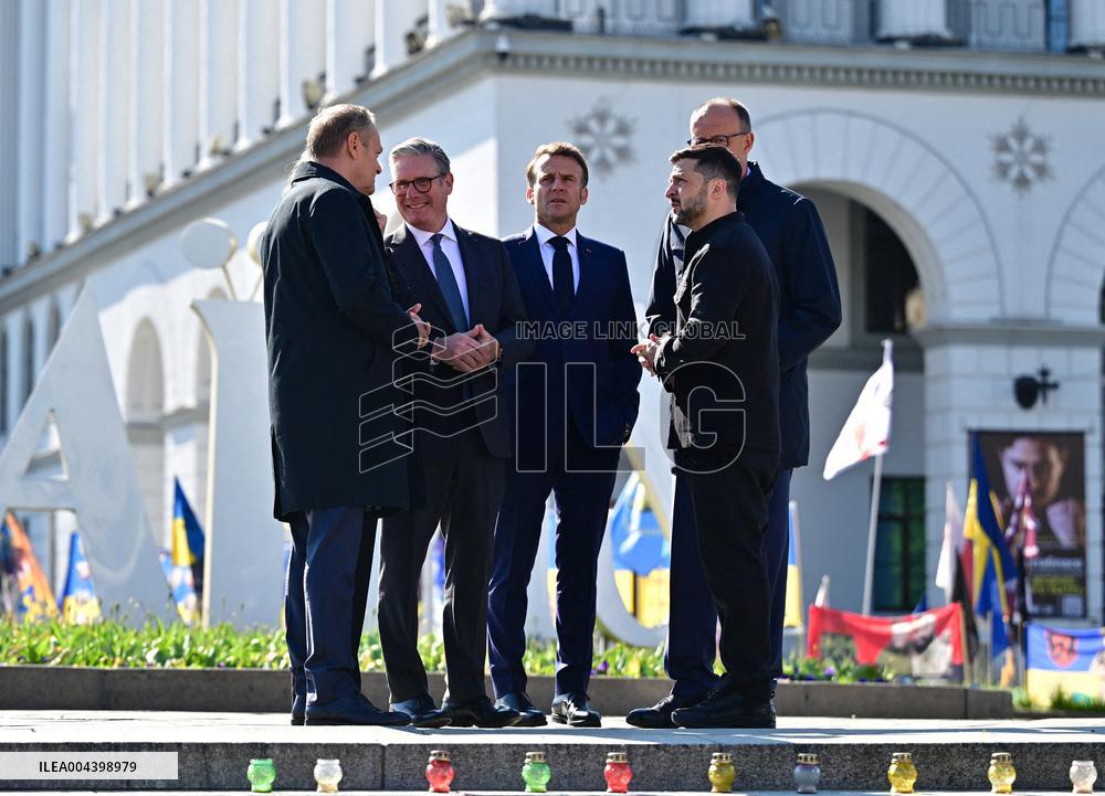 Commémoration des victimes de la guerre sur la place Maïdan à Kiev