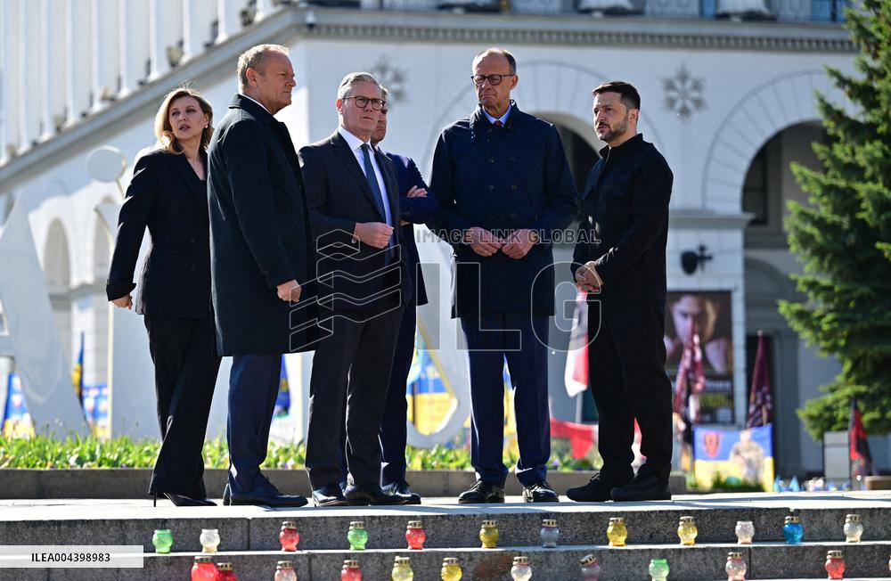 Commémoration des victimes de la guerre sur la place Maïdan à Kiev