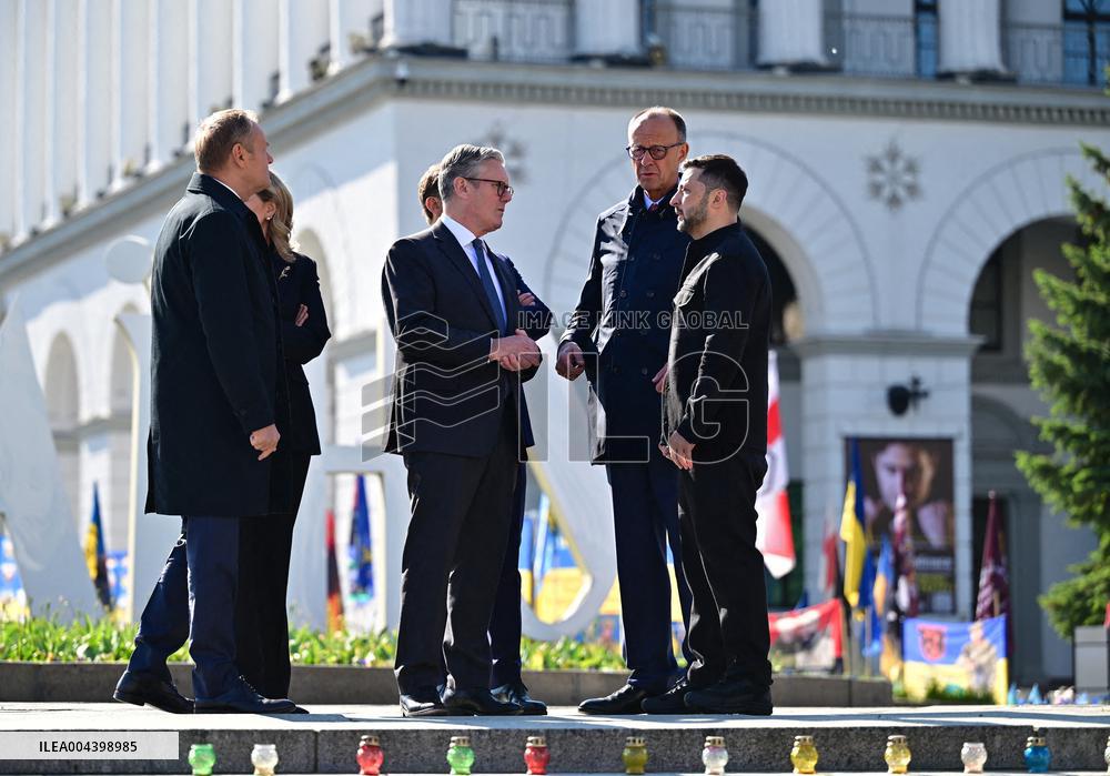 Commémoration des victimes de la guerre sur la place Maïdan à Kiev