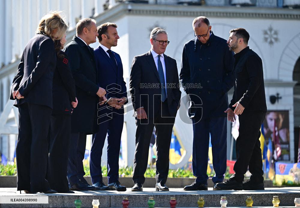 Commémoration des victimes de la guerre sur la place Maïdan à Kiev
