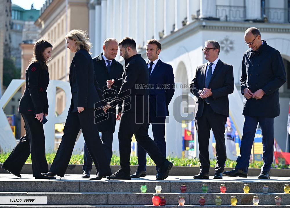 Commémoration des victimes de la guerre sur la place Maïdan à Kiev