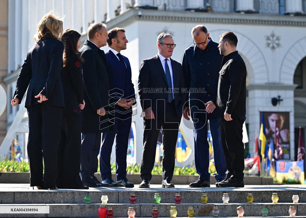 Commémoration des victimes de la guerre sur la place Maïdan à Kiev