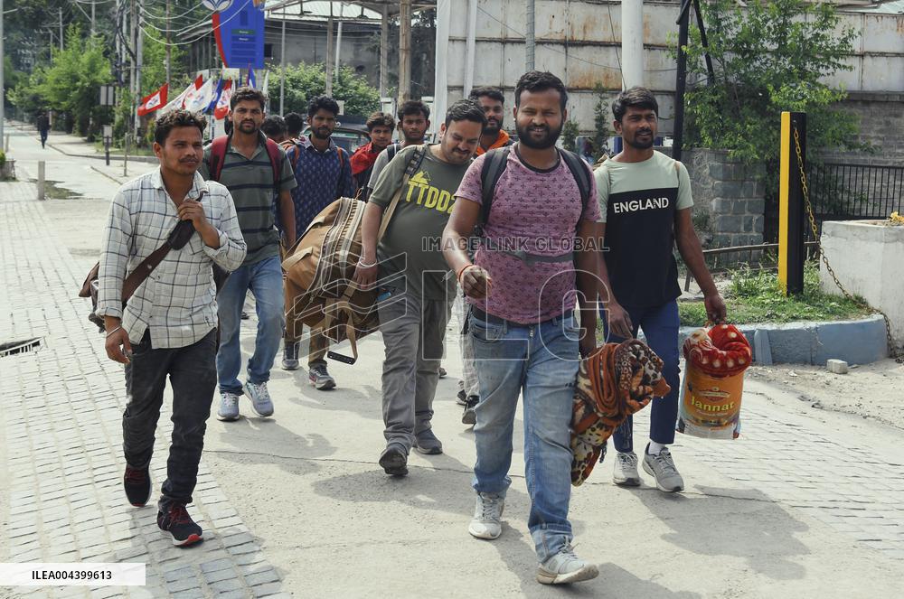 Srinagar Blasts Trigger Civilian Exodus - India