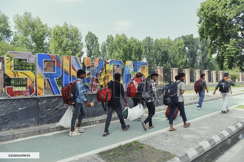 Srinagar Blasts Trigger Civilian Exodus - India