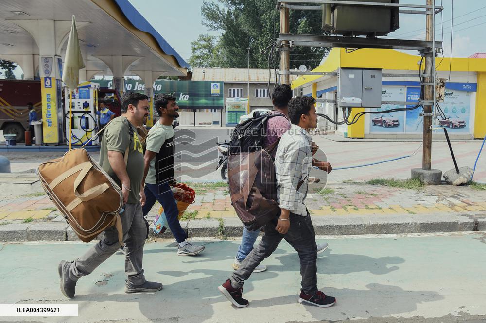 Srinagar Blasts Trigger Civilian Exodus - India