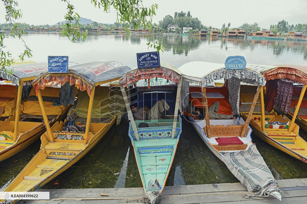 Srinagar Blasts Trigger Civilian Exodus - India