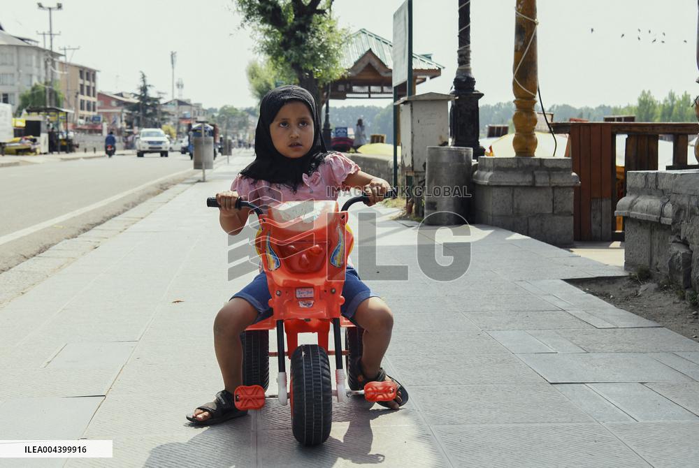 Srinagar Blasts Trigger Civilian Exodus - India