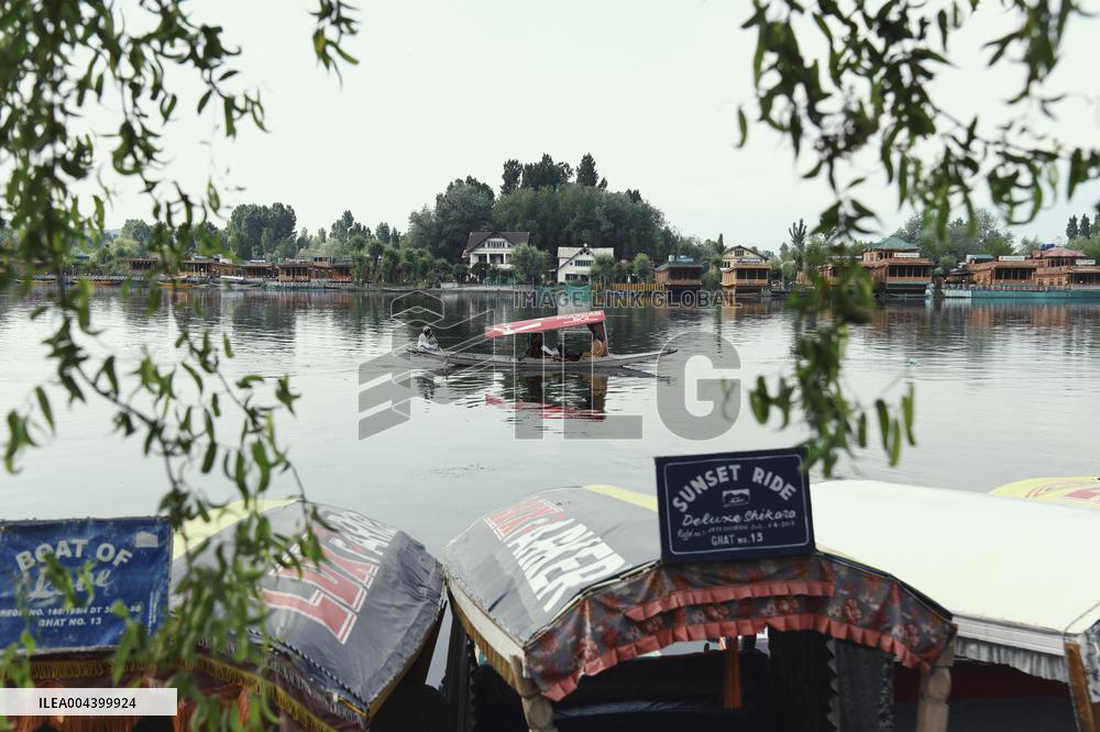 Srinagar Blasts Trigger Civilian Exodus - India