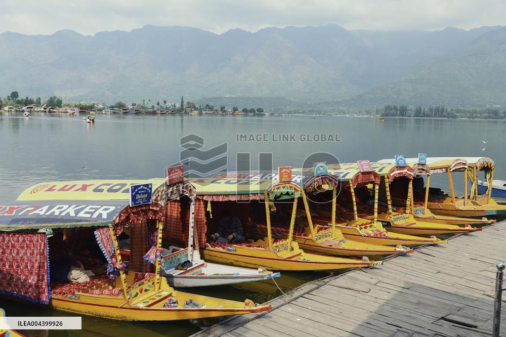 Srinagar Blasts Trigger Civilian Exodus - India