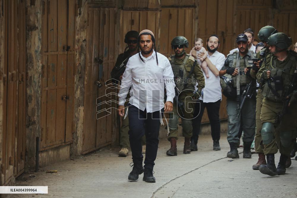 Israeli Forces Guard Settler Movement