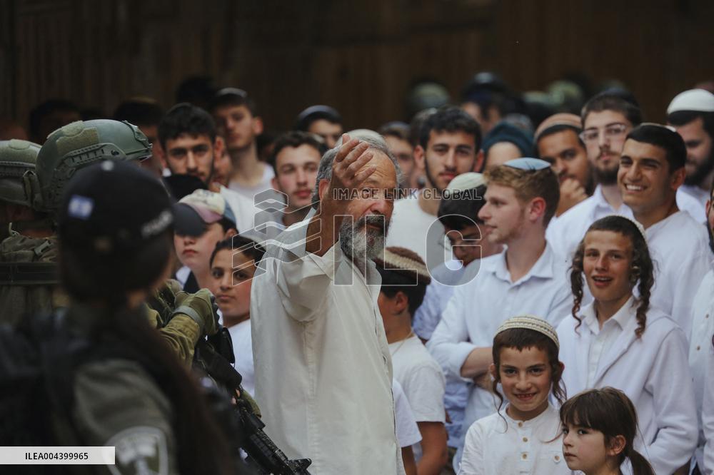 Israeli Forces Guard Settler Movement