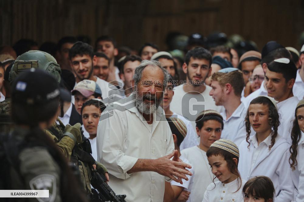 Israeli Forces Guard Settler Movement