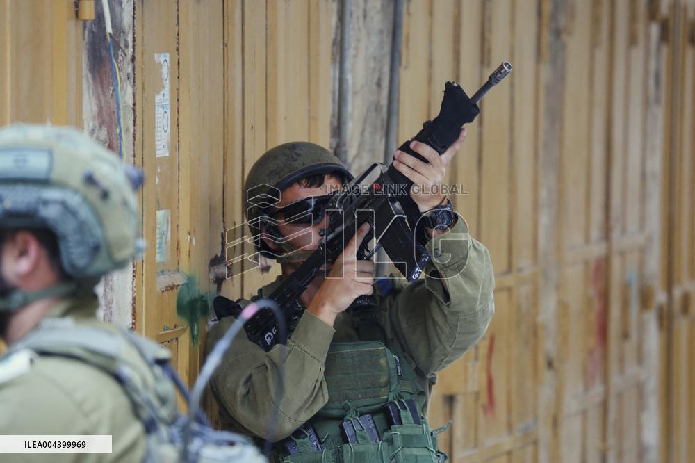 Israeli Forces Guard Settler Movement