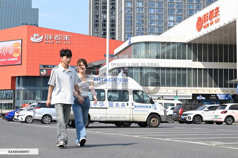 Pang Du Lai Hypermarket in Haining