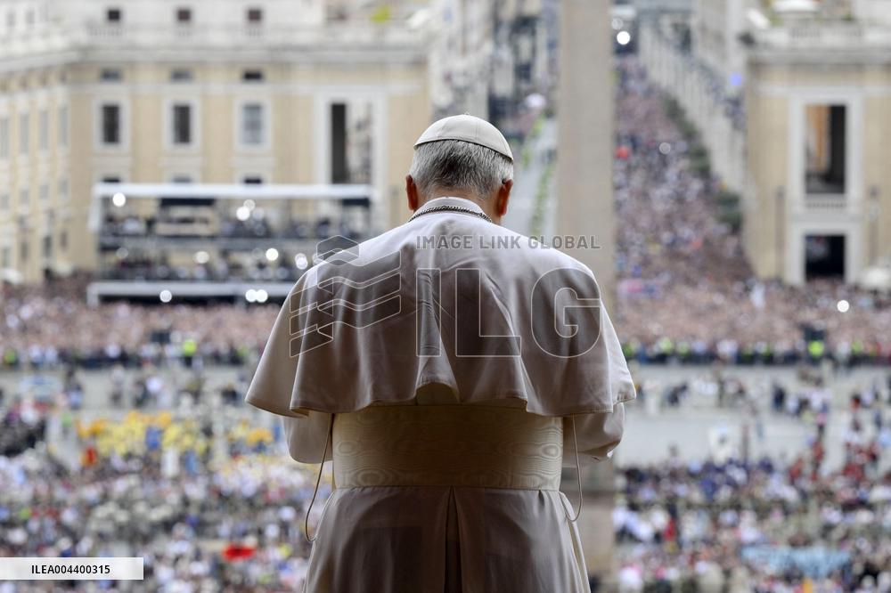 Pope Leo XIV Leads His First Regina Caeli Prayer - Vatican