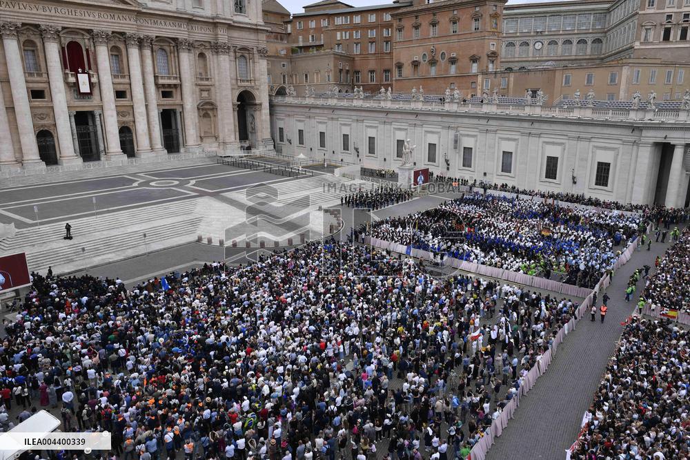 Pope Leo XIV Leads His First Regina Caeli Prayer - Vatican