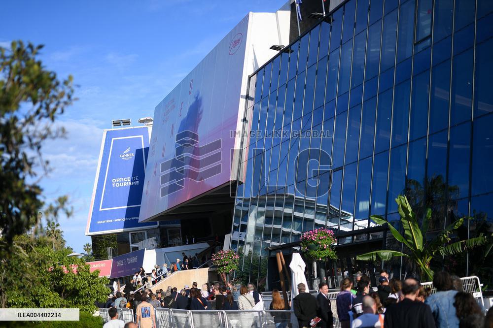 Cannes - Illustration On The Croisette