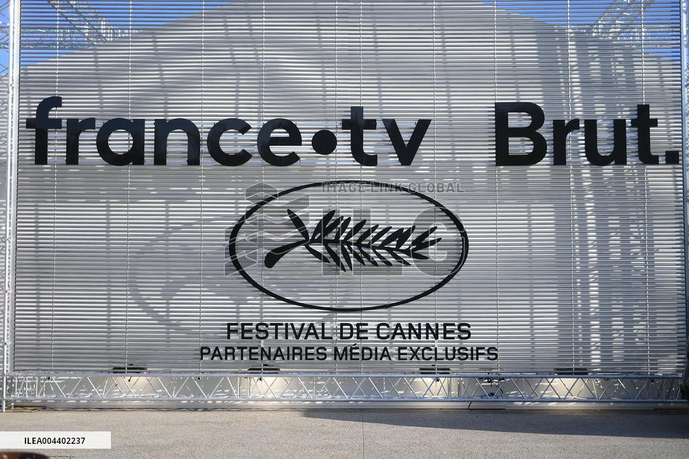 Cannes - Illustration On The Croisette