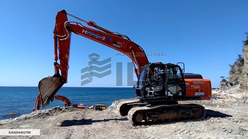 [Breaking News]Remotely controlled excavator