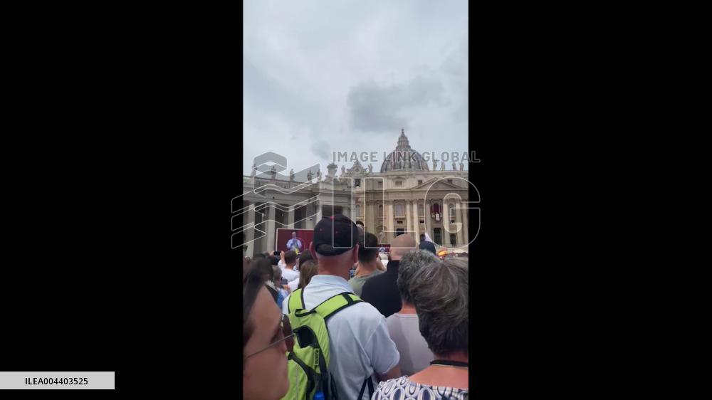 Vatican: Thousands Gather for Pope Leo XIV’s First Regina Caeli Prayers 3
