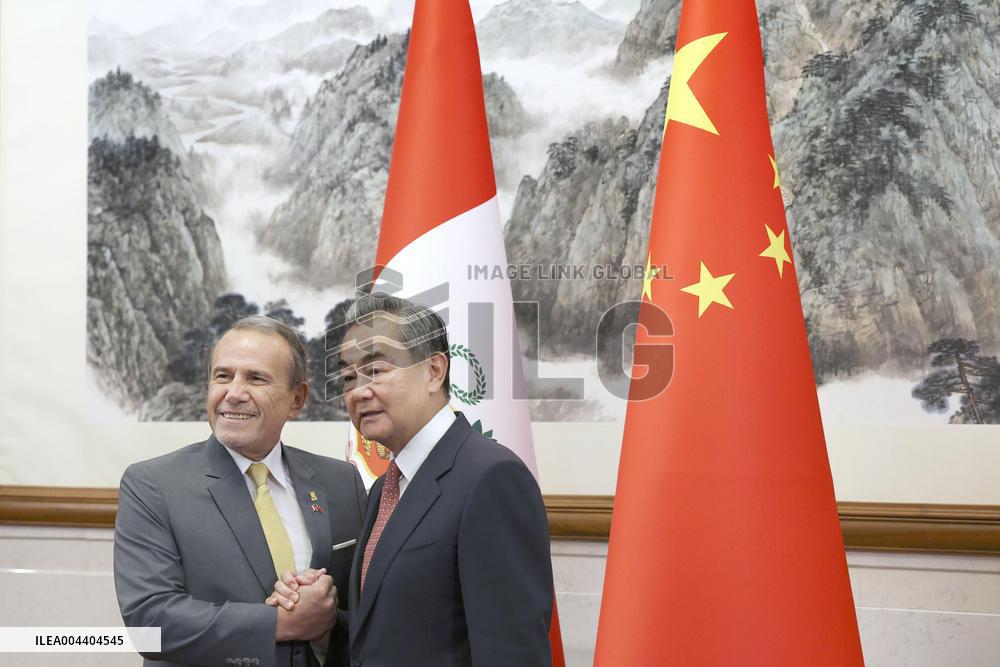 Peruvian foreign minister in Beijing
