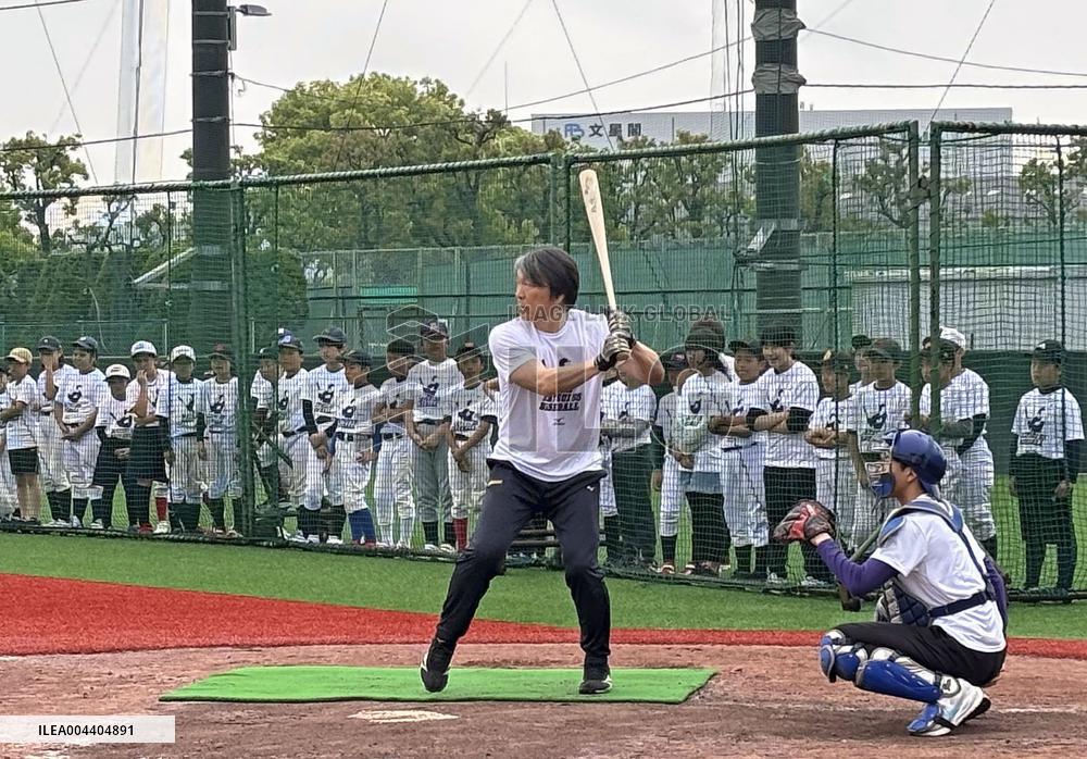 Matsui teaches baseball to children