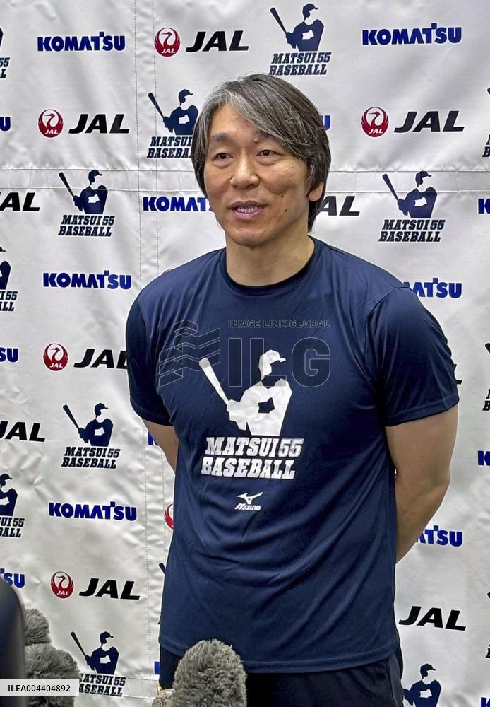 Matsui teaches baseball to children