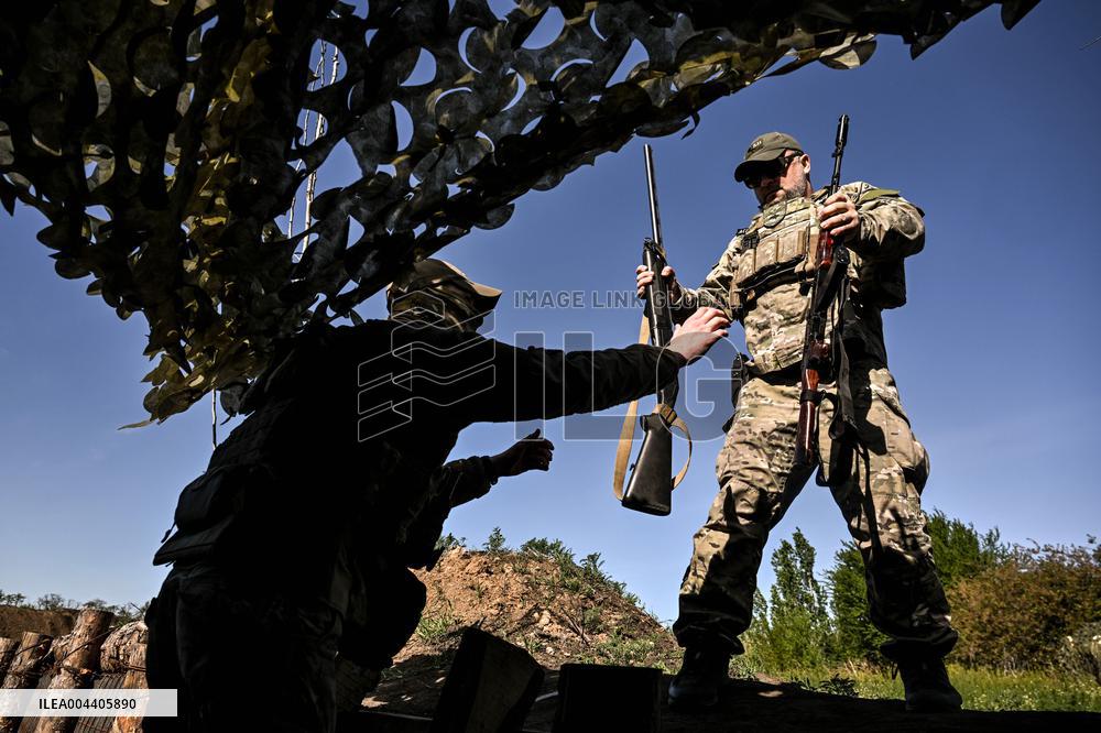 Ukrainian UAV pilots operate Domakha reconnaissance drone in Donetsk region