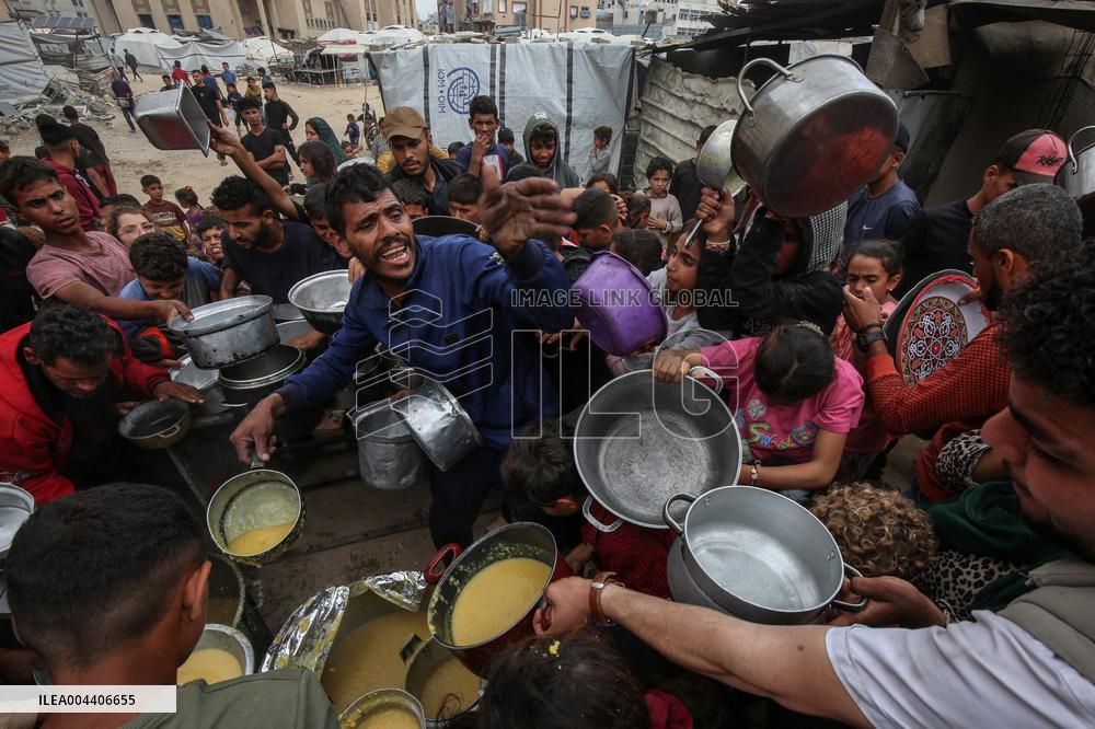 Palestinians Receive Free Food - Gaza