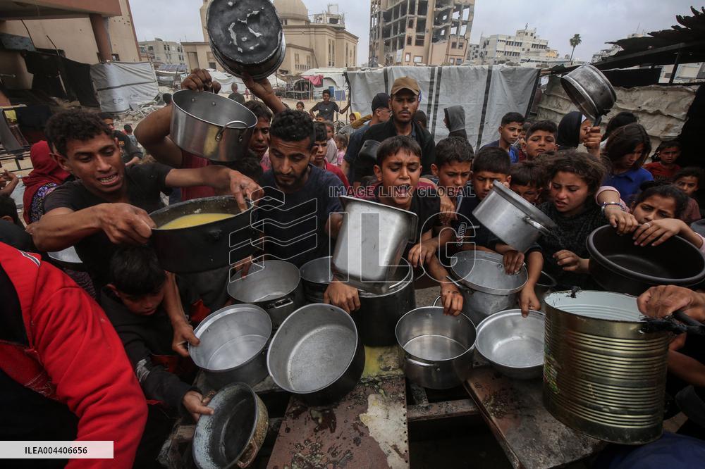 Palestinians Receive Free Food - Gaza