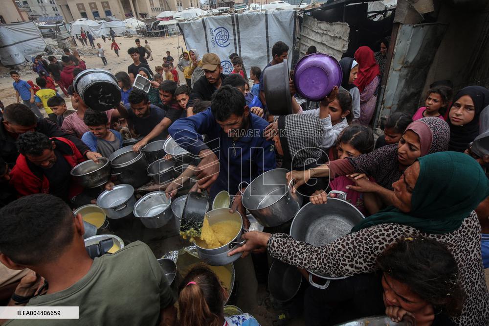Palestinians Receive Free Food - Gaza