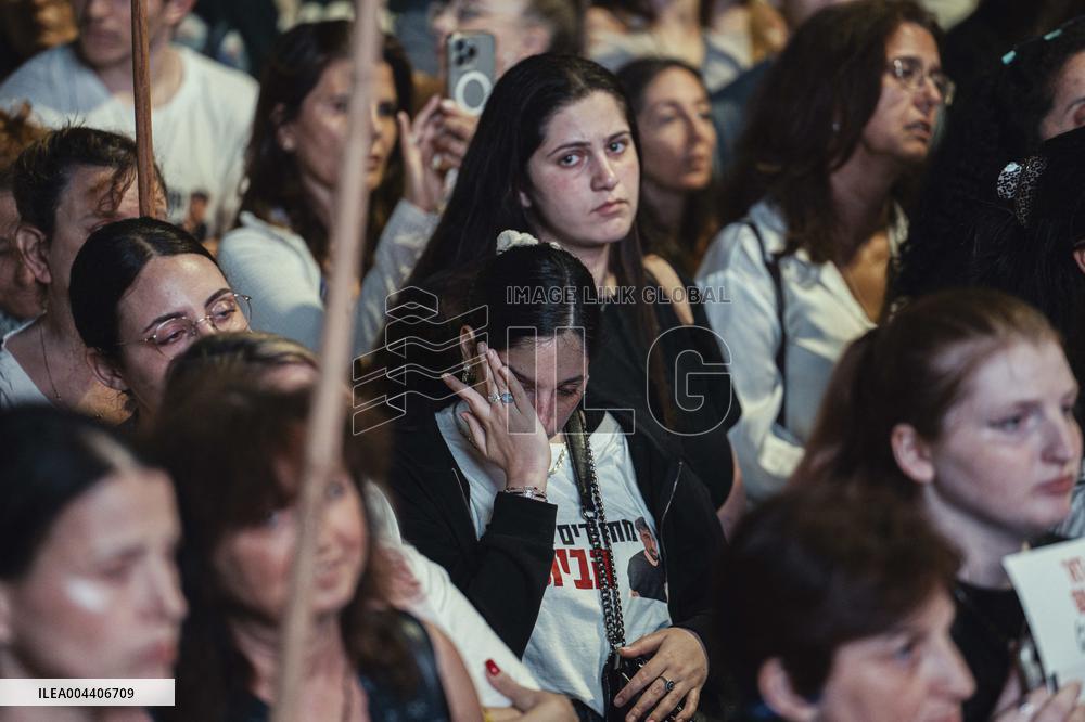 Israelis Rally for Captives' Release - Tel Aviv