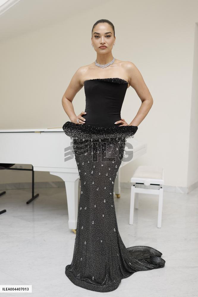 Shanina Shaik is going out Hotel Martinez MP